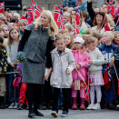 Kronprinsesse Mette-Marit og Prinsesse Ingrid Alexandra i Fosnavåg. (Foto: Stian Lysberg Solum / NTB scanpix)
